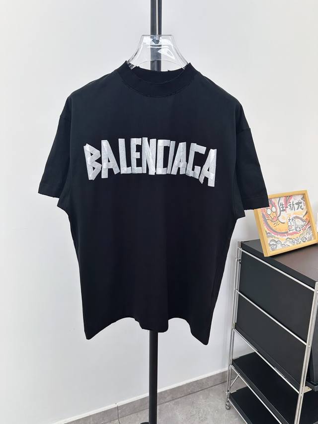 款号：D147 Balenciaga 巴黎.24Ss最新经典款.胶带拉浆印花.成衣水洗磨烂做旧短袖T恤.砖柜同步.面料采用巴黎Zp定织定染全棉双纱紧密棉.克重2