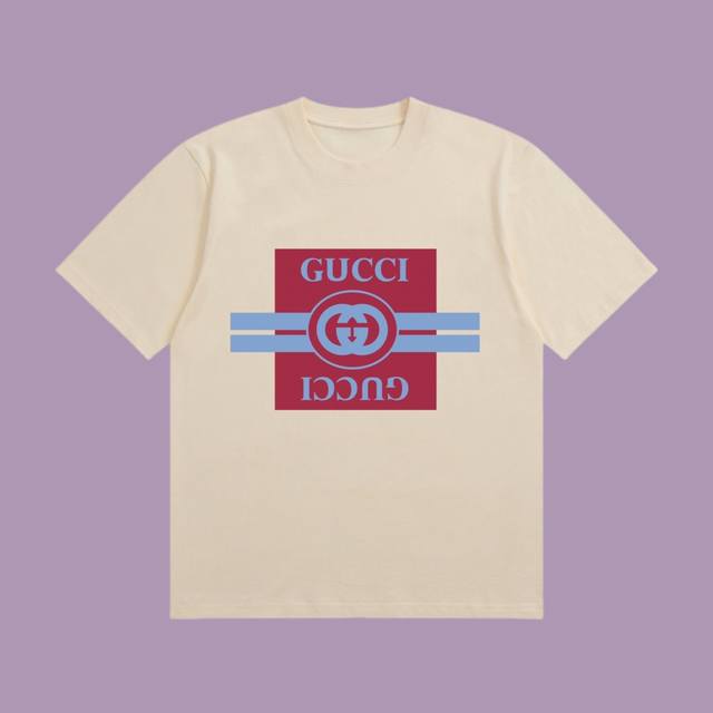 高端品质 Gucci 2025Fall 春夏系列 Logo短袖T恤 区别普通印花 定织270G32支双纱纯棉面料 宽松版型 男女同款 颜色：白 黑 杏 粉 Si