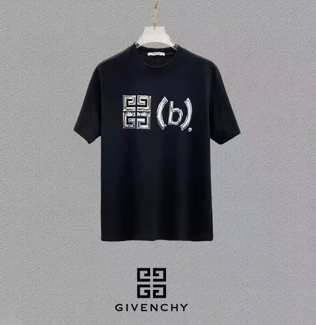 Givenchy 纪梵希、25Ss高版本胸贴印花Logo圆领短袖T恤。面料采用定制300G支双股精棉平纹高密无尘全棉布料，Os版型宽松慵懒百搭，轻奢大气，众多明