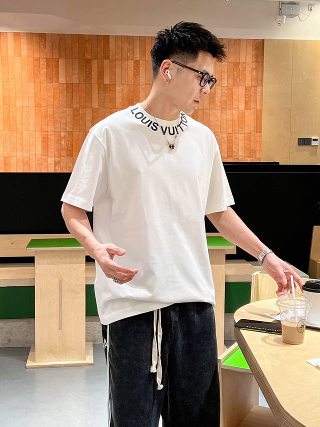 Lv 2025Ss最新款短袖T恤，官网同步原标 定制面料，手感柔软，穿着舒适，260克纯棉双纱立体硅胶做工精细.上身效果无敌帅气 码数：S-2Xl