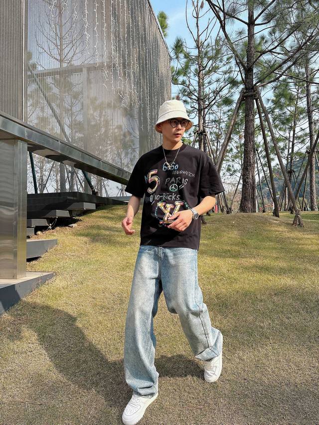 Lv 2025春夏新款首发专柜最新款短袖圆领T恤 高端订制 设计前卫时尚！品牌Logo重工艺设计 高端定制260克纯棉双沙活性纯棉面料.手感柔软.穿着舒适.双重