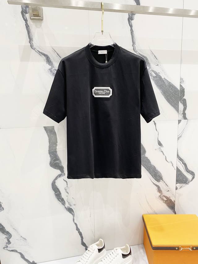 Dior 迪奥 260克圆领短袖T恤 经典Cd银标字母Logo刺绣标识 官方同步 1:1原版开模 时尚个性 百搭潮流 纯原品质 原版洗水面料 颜色: 黑色.白色