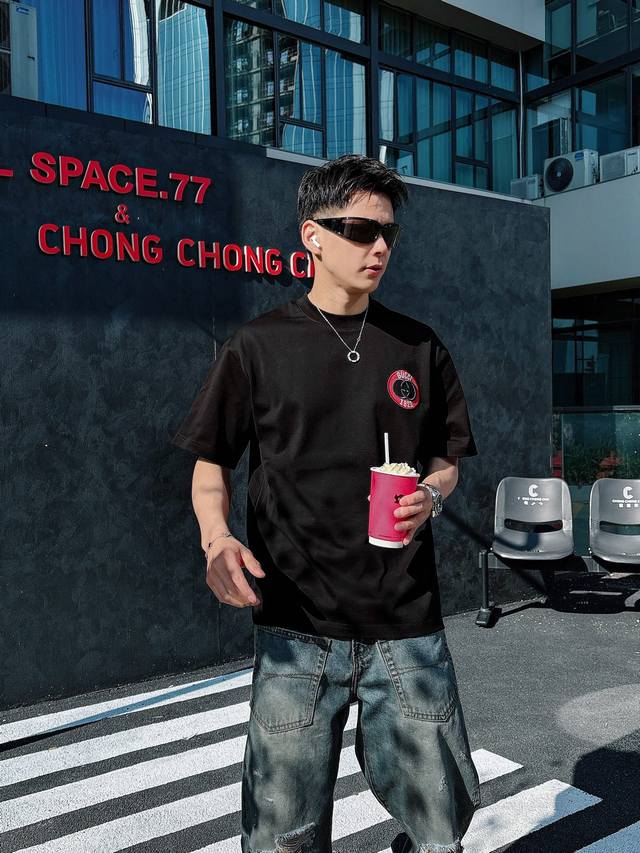 Gucci 2025春夏新款首发专柜最新款短袖圆领T恤 高端订制 设计前卫时尚！刺绣品牌Logo重工艺设计 高端260克纯棉棉面料.手感柔软.穿着舒适.专柜级别