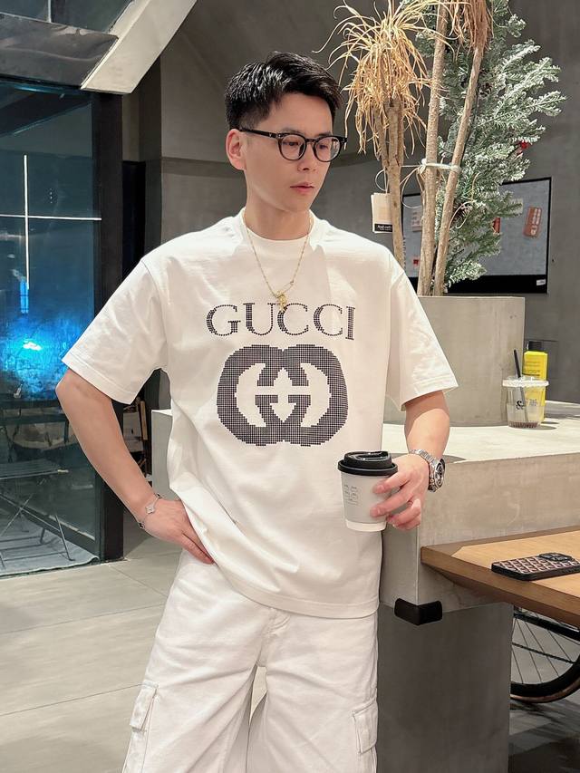 Gucci2025早春 最新款短袖T恤，原标 定制260克双沙纯棉面料，同缸加厚手感柔软，穿着舒适，双重影印.印花做工精细.上身效果无敌帅气， 码数 S-2Xl