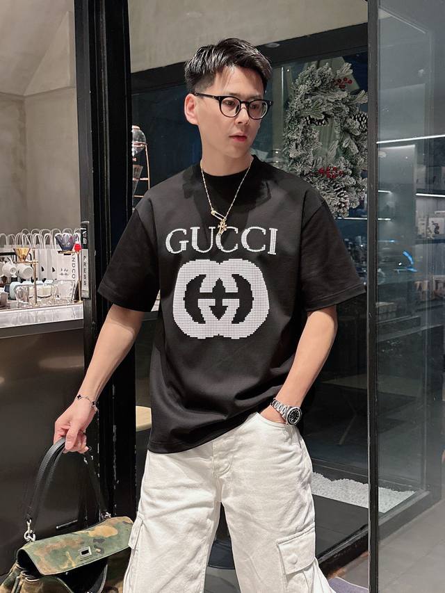 Gucci 2025早春 最新款短袖T恤，原标 定制260克双沙纯棉面料，同缸加厚手感柔软，穿着舒适，双重影印.印花做工精细.上身效果无敌帅气， 码数 S-2X