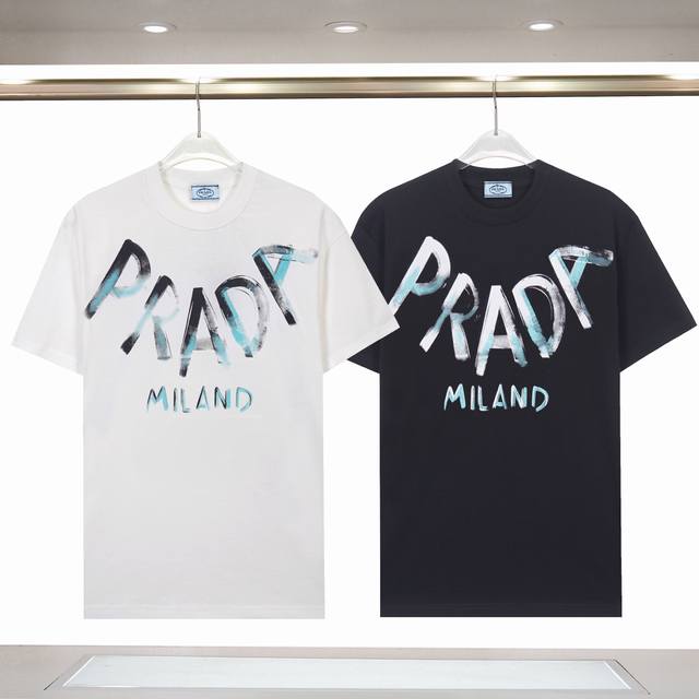 855# 260克 prada 普拉达 25Ss新款 胸前字母Logo印花短袖T恤，采用260克双股32支紧密双纱全棉面料，面料柔软。 颜色: 黑色 白色 尺码
