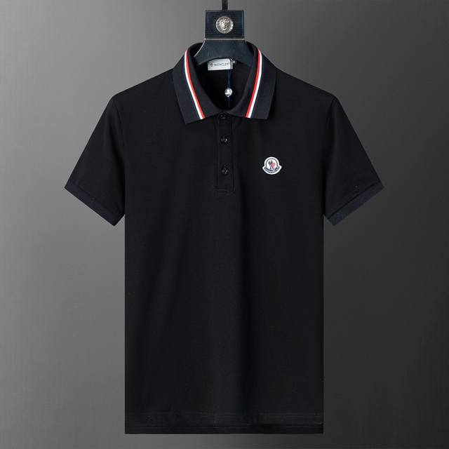 春夏官网同步新款翻领T恤polo，丝光珠地面料 原版五金 款式时尚 帅气，面料舒适，做工严谨 ，走线工整。上身效果好 码数 M-3Xl 黑色