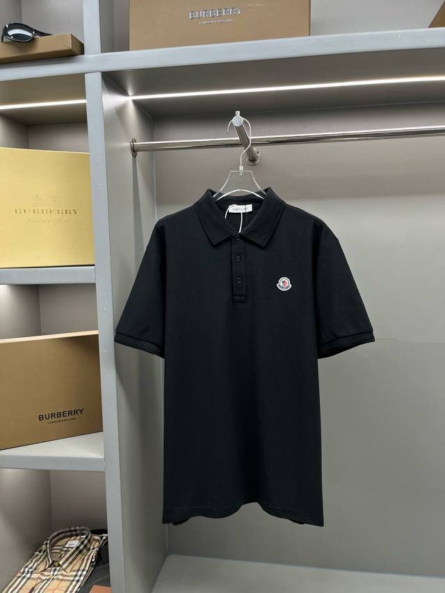 Moncler 蒙口 标识贴片新款polo衫 原版面料 官方同款 采用210克纯棉珠地面料，定制 同缸染面料 手感非常舒服爽滑 版型挺阔有型 一线品牌代工厂p出