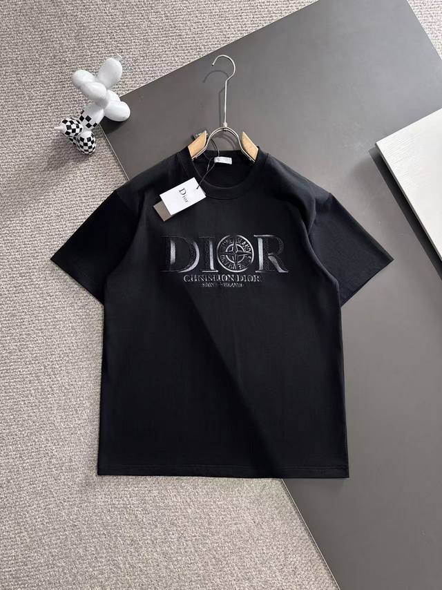 dior迪奥* 2025春夏款上新 原高版本 迪奥。面料采用260克高密度纯棉 不变形 不缩水 工艺介绍：重工艺 渐变百灵达刺绣 独有一番风味 颜色：白色 Si