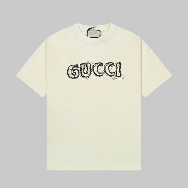 Gucci 古驰25Ss春夏新品前后印花圆领短袖T恤， 品牌标识细节则尽展大胆不羁的现代风范。这款T恤匠心缀饰互扣式双G元素和Gucci印花，演绎前卫个性型格