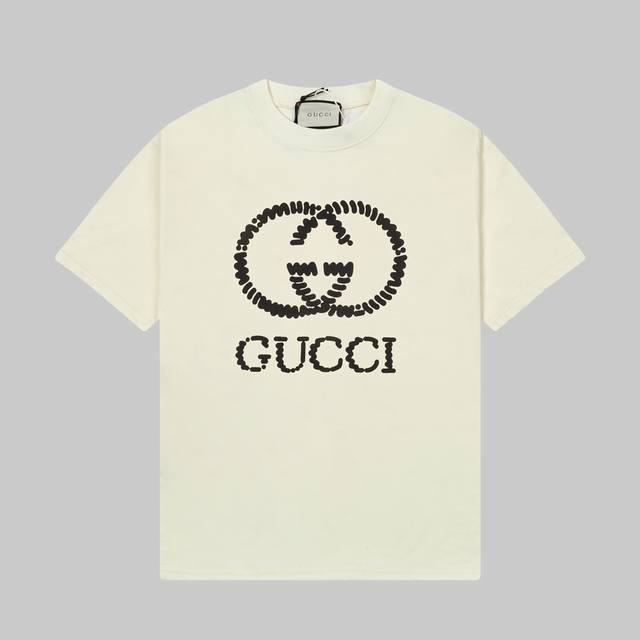 Gucci 古驰25Ss春夏新品印花圆领短袖T恤， 经典款饰互扣式双G超大造型印花。 定制240克同缸染面料 手感非常舒服 春夏最新砖柜同步 Os落肩版型 时尚