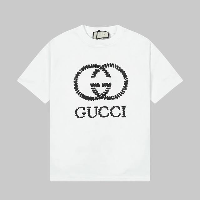Gucci 古驰25Ss春夏新品印花圆领短袖T恤， 经典款饰互扣式双G超大造型印花。 定制240克同缸染面料 手感非常舒服 春夏最新砖柜同步 Os落肩版型 时尚