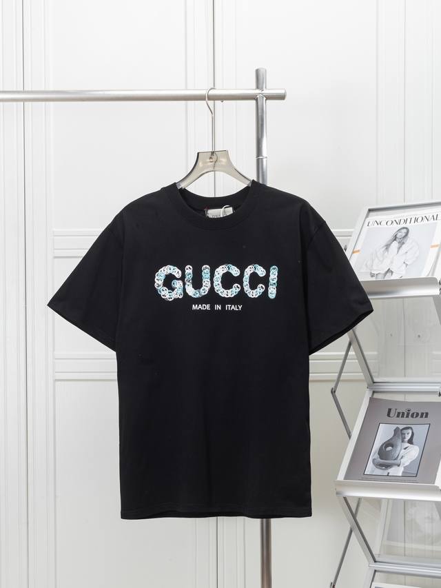 Gucci 古驰25Ss春夏新品印花圆领短袖T恤， 正面采用品牌标志性“Gucci”的立体字母，光泽与哑光肌理交织，这件Gucci系列T恤用经典双G Logo出