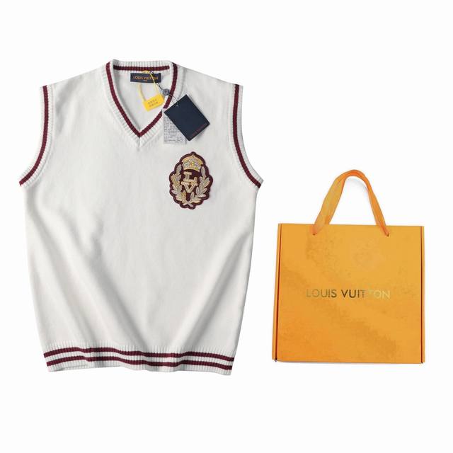 配礼盒5 1V 2025新款 撞色领马甲毛衣 原版原价9490 p毛料：选用 100%全精梳棉纱 ，从工艺上来说，精梳棉在制作的过程中会清理出多余的杂质，让织出