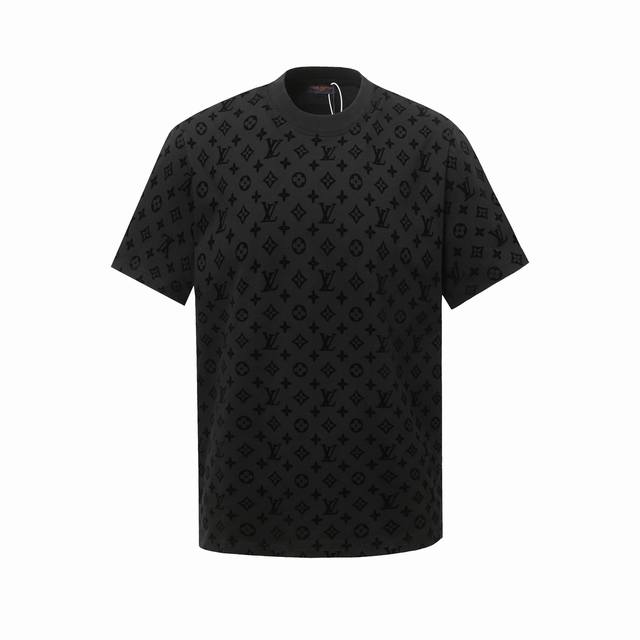 9047# 高品质 Lv 路易 25春夏最新款 满Logo植绒短袖 男女同款 现货发售 采用80支双股精梳长绒棉，双龙头大提花机，非常非常立体的提花结构97%的