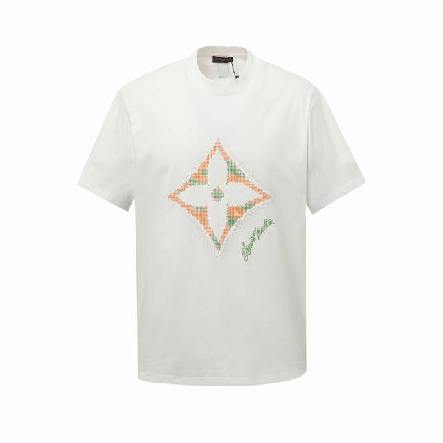 9048# 1V路易家25Fw早春系列四叶草彩绘直喷印花 刺绣品牌Logo纯棉短袖T恤 洗涤方式：建议干洗或包裹洗衣袋反面单独冷水快速机洗自然晾干！ 尺码：S
