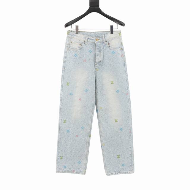 款号Y567 Louis Vuitton 路易威登 联名款糖果绣花牛仔长裤 原价30,600购入开发 定织经典老花提花单宁面料周期两个月，织布后做定位彩色刺绣