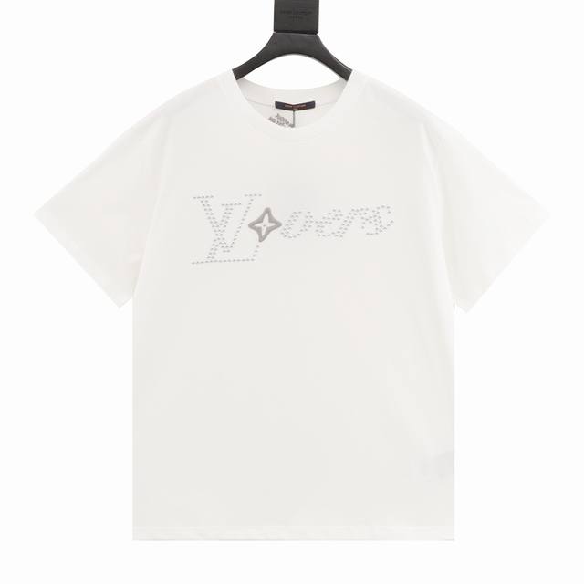 款号Y708 Louis Vuitton 路易威登 铆钉绣花圆领短袖 Vic限定款6,800购入，菲董联名系列，采用230G32S双纱纯棉面料，胸前呈现饰钉和3