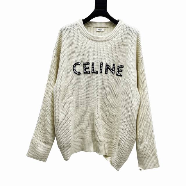 款号Y450 Celine 赛琳23Fw 铆钉字母圆领毛衣 面料采用定染米白色纱线 采用羊毛纱线玉米粒织法胸口Logo先做贴布刺绣工艺 然后由人工定位铆钉 做热