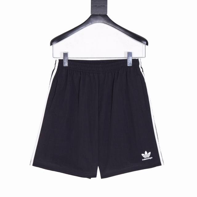 款号Y748 Blcg X Adidas 三叶草联名织带短裤 新款爆款限定联名系列三道杠短裤男女同款。炎热的夏天又怎能少得了短裤装备呢！ 全新的法式奢侈潮流文化