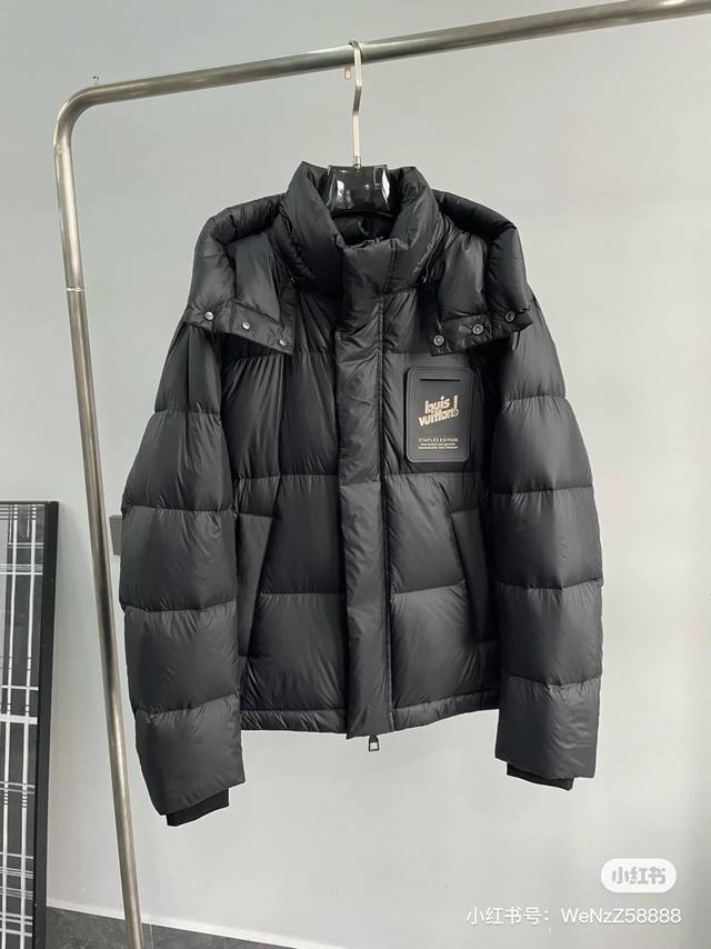 350G白鸭绒充绒量独家版本] Louis Vuitton｜路易威登 Ss官网走秀款 描述： 该款派克羽绒采用高密度尼龙面料制成，服装满载功能性细节，确保温暖呵