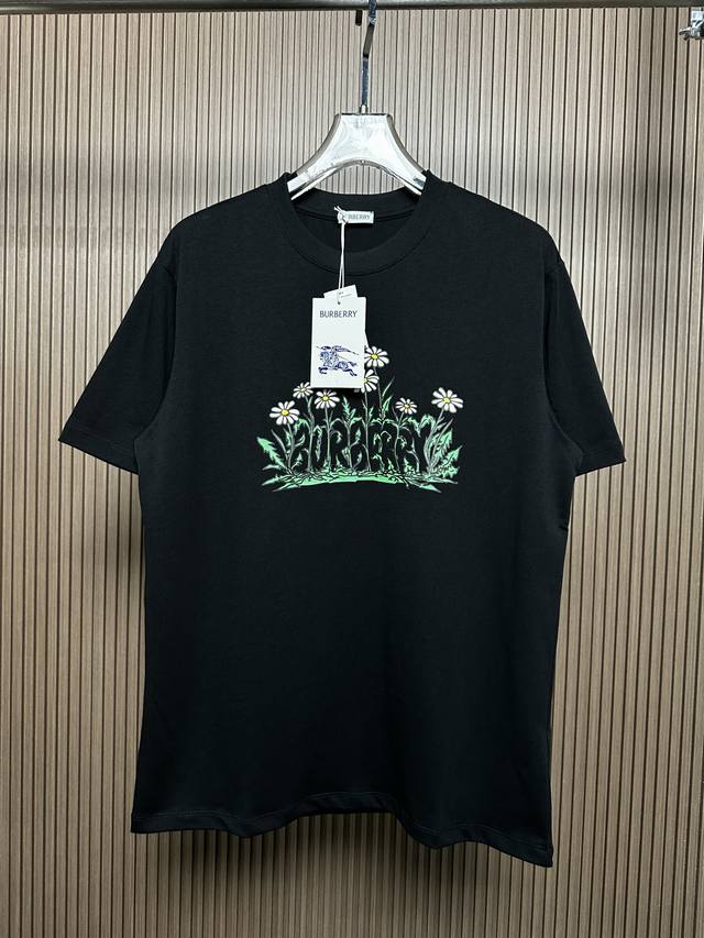 Burberry短袖T恤 工艺：印花 颜色：黑色 白色 码数：S～Xl 面料：精梳紧密棉盖棉280G 柔顺手感，做工细致。男女同款宽松版型！