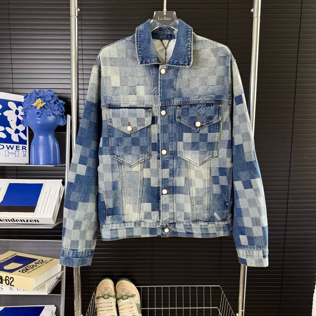 222 当天到货 现货现配 Louis Vuitton路易威登25Ss 3D棋盘格情侣款牛仔外套 以全幅 迷彩 格子 图案为背景 全件配有珍珠 做旧金属饰件！版