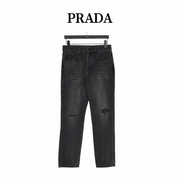 prada 普拉达 23Fw 三角标及Logo刺绣水洗牛仔裤 今年最新款牛仔裤 经典三角标与新洗水效果配色结合 面料采用纯棉赛络牛仔布 手感顺滑舒适 厚实坚挺