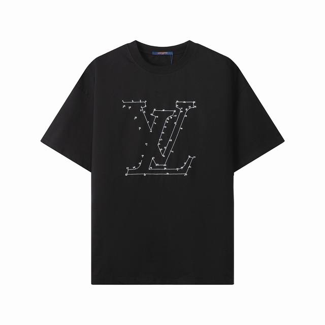 5202款，高端定制，独家最高品质版本L*家刺绣圆领短袖T恤，采用独家定制290G原版1:1双股双纱纯棉面料，定织定染同缸无色差罗纹，定制1:1辅料，三标齐全，