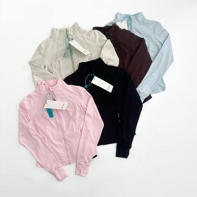 白底图 Lululemon瑜伽外套 Define是露露家最经典的瑜伽外套！ 立体的走线 一直从胸部连贯到腰部，打造出了一个非常修身的S线体，视觉上超级显瘦！！后