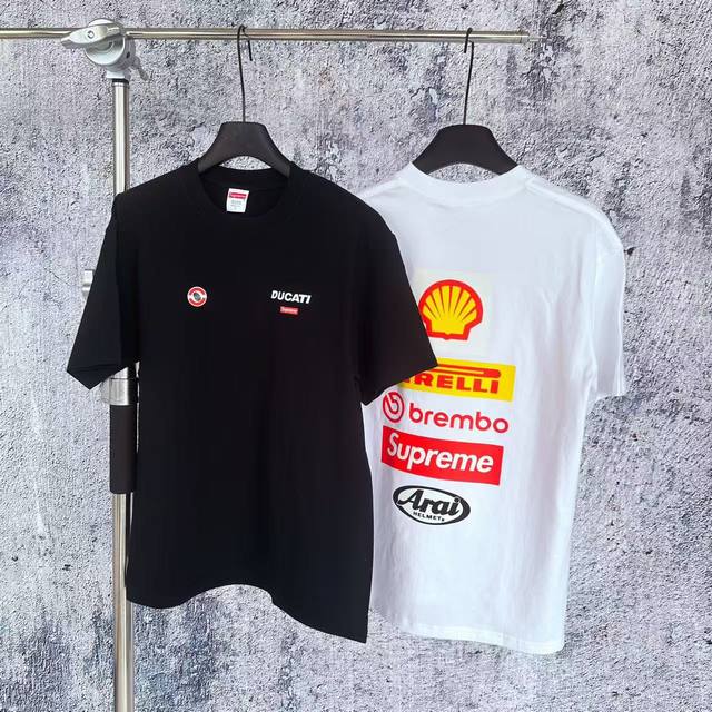 9025 挂拍 Supreme X Ducati杜卡迪 联名Ss25最新款Logos Tee机车摩托赛事联名背面多Logo合集印花美潮复古情侣短袖T恤 男女同款