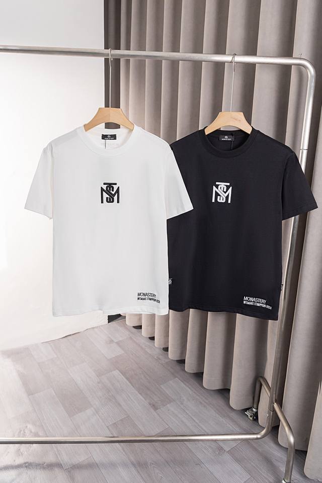 x005 Monaster 新款T恤，Logo+图案采用刺绣工艺，260克高品优质双纱纯棉面料， 时尚而奢华，男女同款。 颜色：黑色白色. 尺码:M～3Xl码.