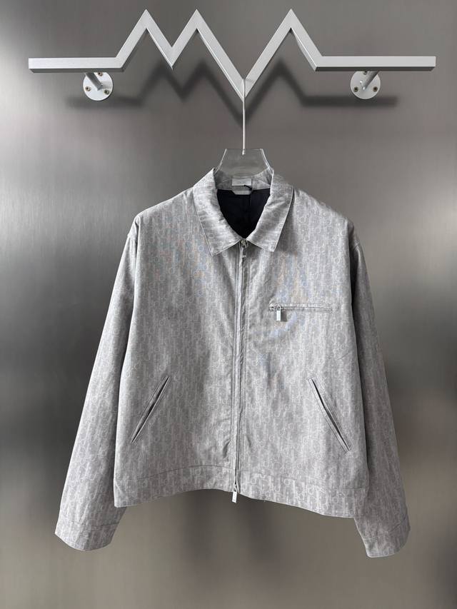 Dior 迪奥25新款Oblique 提花满印拉链夹克外套 通体饰以Oblique 印花，全新演绎Dio的经典图案。采用灰色和浅蓝色棉质牛仔布精心制作，胸前带有