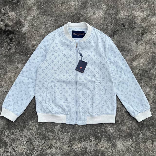 款号 K159 Louis Vuitton Lv路易威登满印提花牛仔夹克外套 整体衣服设计感十足~ 满印Lv字母Logo看起来很很高级 太嫩了吧 完全百搭任何人