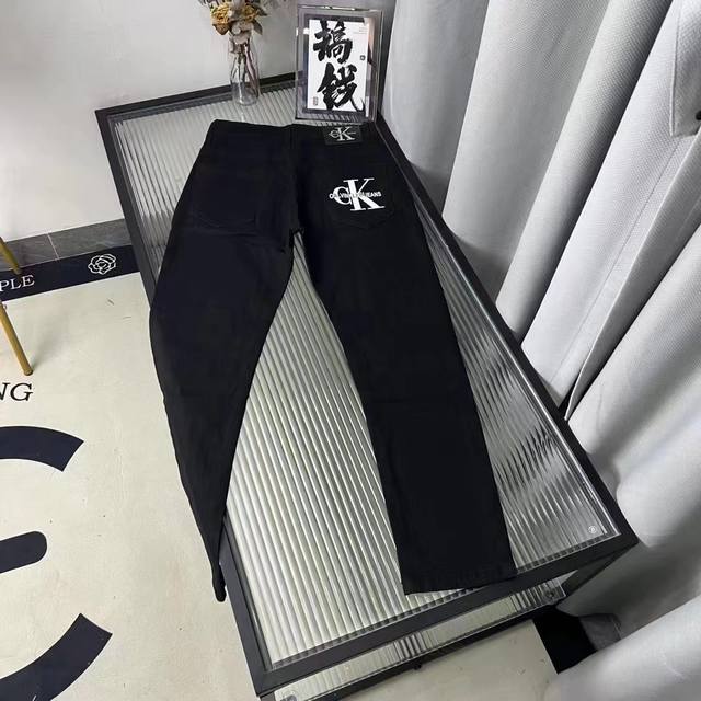 款号K130 Ck刺绣小标牛仔裤 用料超柔高棉水洗牛仔面料每一件水洗费用高达常规工艺三倍之多 触感极致细腻 质感非常好 全身简约大气设计 裤子后口袋采用高频刺绣