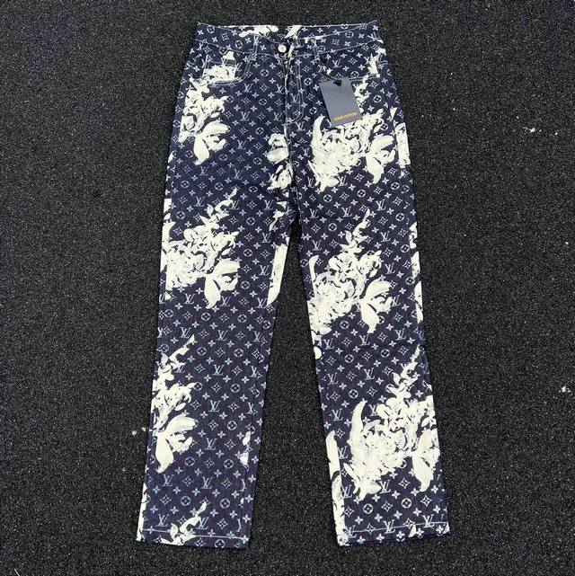 款号K107 Lv-路易威登花卉水洗蓝复古直筒牛仔裤短裤 大厂做工，复古水洗 颜色及其难调试，非常耗费人工！ 看实拍 所见即所得 颜色：水洗蓝。 尺码：S-Xl