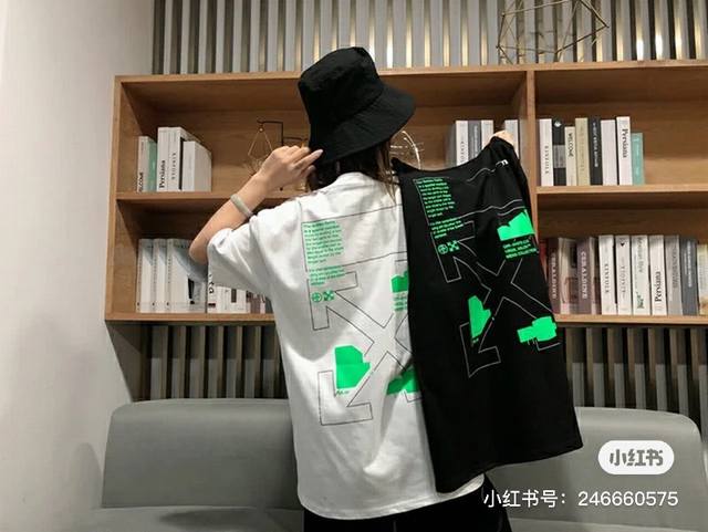 顶级版本上新 O22# -Off White 线条荧光绿色箭头印花经典短袖T恤 男女同款 明星同款- 美国设计师 Virgil Abloh 以年轻世代的流行文化