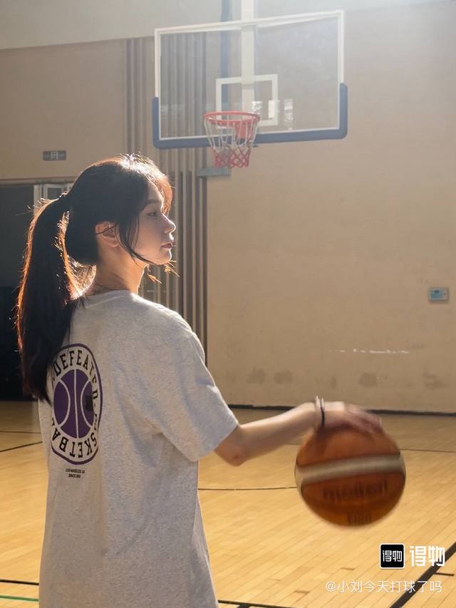 上新 款号: 688# Undefeated五条杠经典落肩宽松短袖男女同款 260G全棉双纱面料定染同色螺纹 胸前数码直喷印花 前后胸立体裁剪 双层面料缝合 定