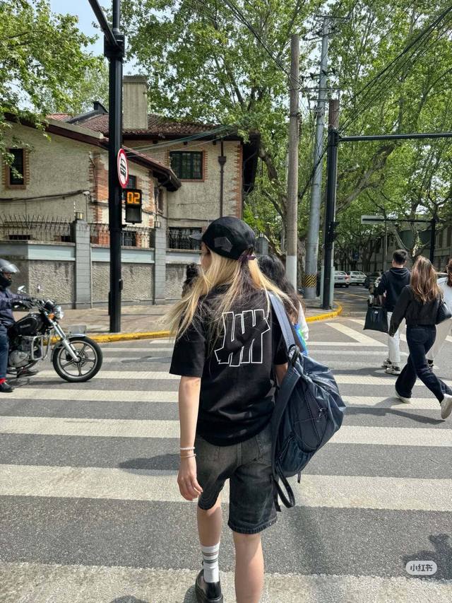 上新 款号: 686# Undefeated五条杠经典落肩宽松短袖男女同款 260G全棉双纱面料定染同色螺纹 胸前数码直喷印花 前后胸立体裁剪 双层面料缝合 定