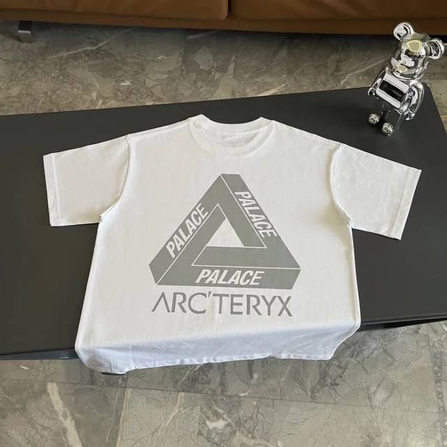 夏季新款Arcteryx始祖鸟Xpalace后背三角反光联名款短袖 王一博同款T恤palacex始祖鸟联名启动全球发售合作系列个别款式已经逼近万元来自英国伦敦滑