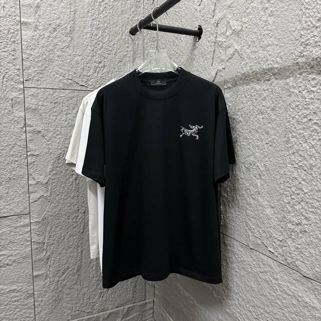 Arc'teryx*始祖*2025春夏新款 个性经典胸口刺绣 骷髅鸟Logo定制双纱平纹纯棉面料 短袖T恤 男女同款 尺码： S 90-130斤 M 120-1