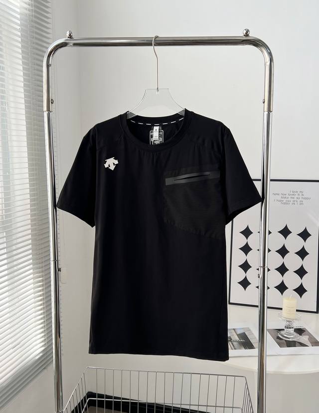 801# 迪桑特 Descente 圆领轻量化系列的冰丝运动短袖T恤 户外飞禽单品！ 性价比一步到位！！！ 用的都是功能性面料！ 轻量化 速干 透气！ 款式简约