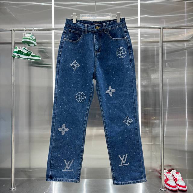 路易 Lv 老花字母Logo水晶镶钻彩钻满钻烫钻 烫钻字母设计 尽显施华洛世奇水钻的感角， 采用优质水洗面料 这款牛仔通体缀饰水晶，为整个廓形注入新鲜活力。颜色