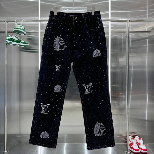 路易 Lv 南瓜字母Logo水晶镶钻彩钻满钻烫钻 全身饰彩钻背面下摆饰 烫钻字母设计 尽显施华洛世奇水钻的感角， 采用优质水洗面料 这款牛仔通体缀饰水晶，为整个