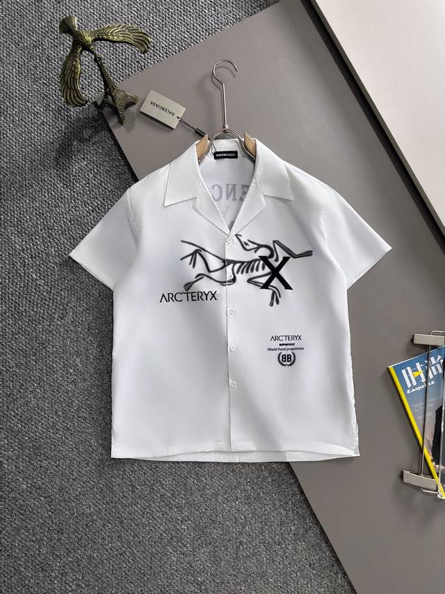 始祖鸟2025夏季经典Logo设计满印衬衫，轻薄棉质全身数码印花，采用优质聚酯纤维面料，精心打造标准版型，休闲时刻百搭款！经典Logo非常养眼醒目，彰显出高奢的