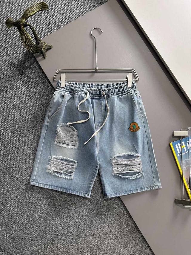 蒙口2025夏季新品牛仔裤牛仔短裤，采用进口客供日本Denim平纹棉质牛仔面料梭织生产，三标齐全，顶尖的石磨水洗工艺让质感达到80年代的老味，柔软细腻舒适透气，