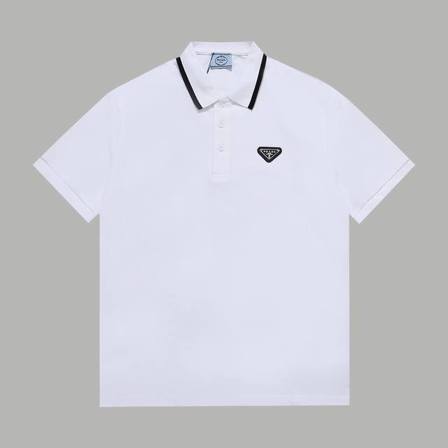 顶级版本 区别通货 款式：普拉达prada皮标立领polo 颜色：图片色 尺码：S-Xxl 面料：高克重提花精梳棉 辅料：全套定制辅料 无性别区分 男女同款