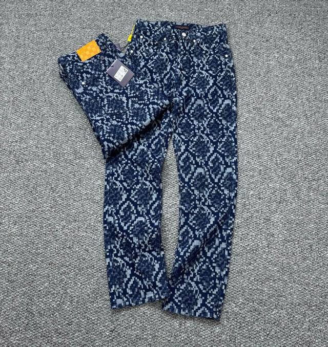 款号：H807 Louis Vuitton & 路易威登 25Ss早春新品 明星同款蛇纹提花格纹牛仔裤- Vuitton蛇纹图案牛仔裤，直接被它拿捏住！ 它的蛇