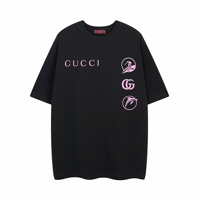 全年有货不下架 #Gucci古驰#2025早春系列，冲浪元素印花图案，官方原版,定制32支双纱纯棉面料，克重260G，手感松软细腻又比一般棉布料扎实，舒适透气不