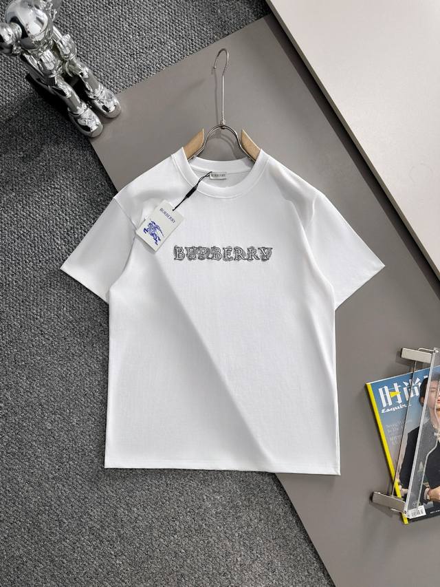 Burberry 巴宝莉 2025新款 前幅植绒字母Logo 后幅徽章印花点缀 男女同款 短袖T恤 定制260克100％双纱纯棉面料 定染32支双股螺纹 领标吊